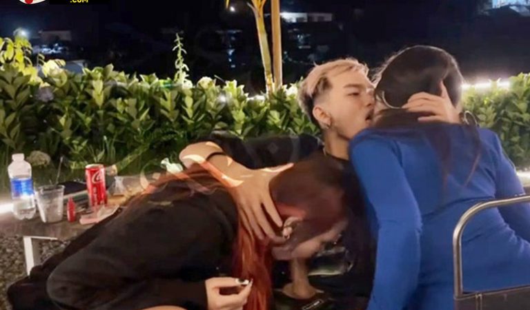 Đang ngồi cà phê nứng quá bắt 2 em thay phiên nhau bú cu